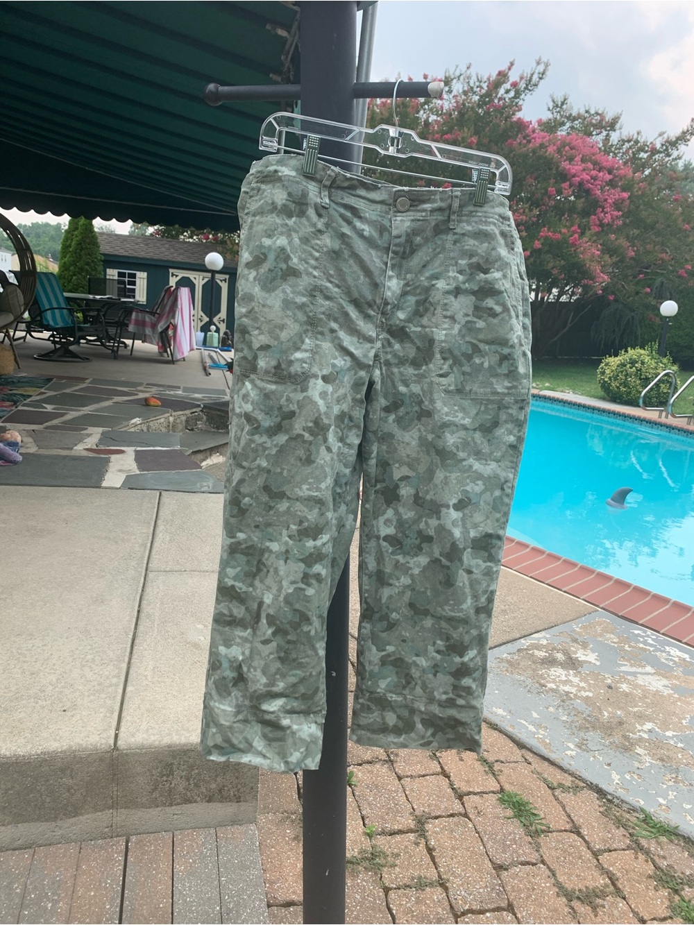 Bandolino Women’s Green Camo Cargo Capris